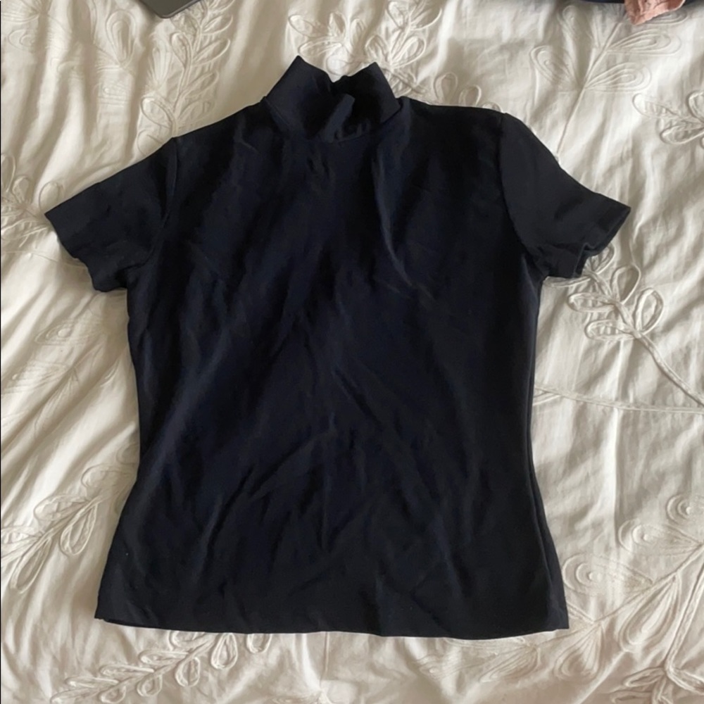 Short sleeve turtle neck. Navy color.